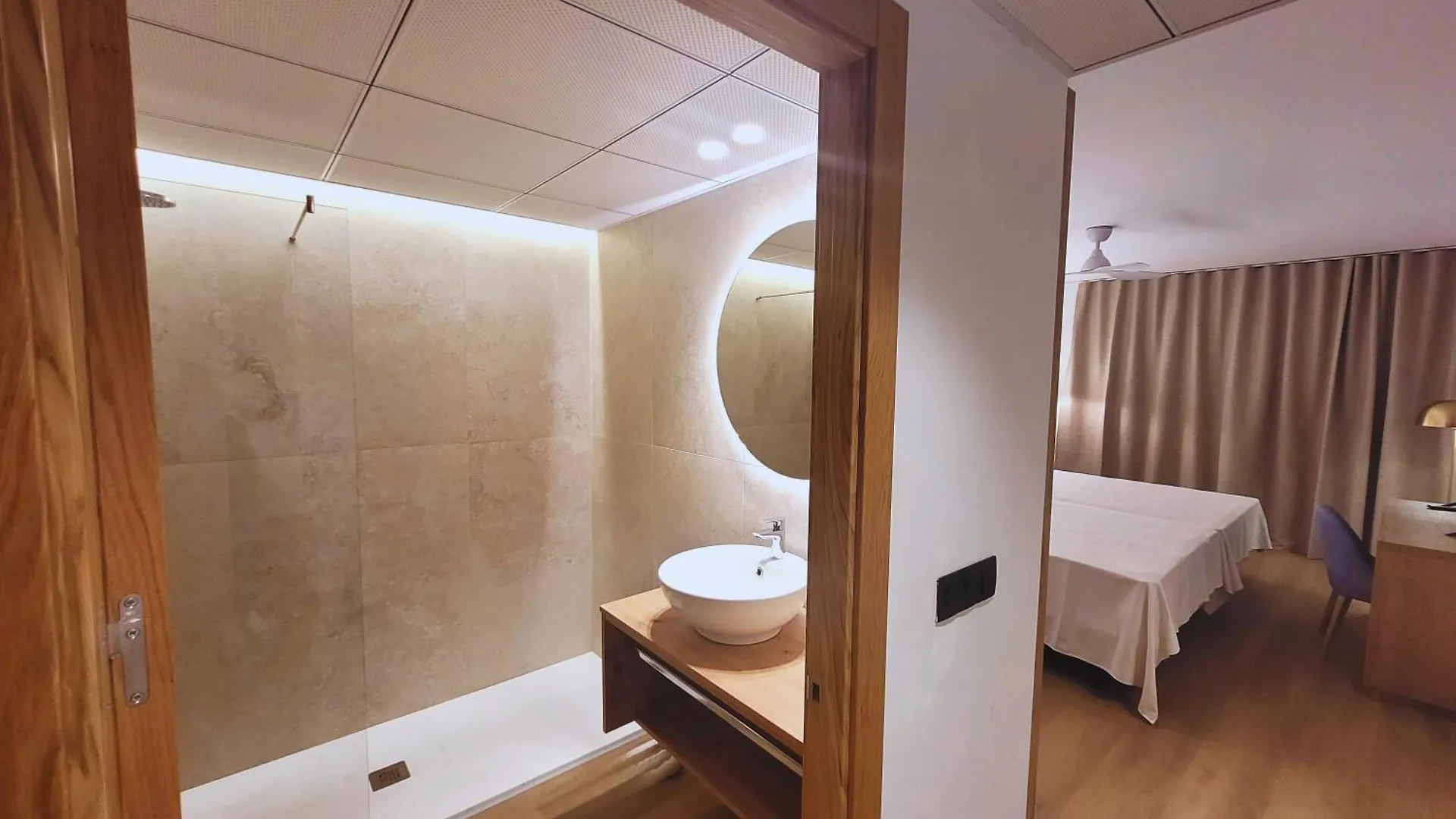 Ohtels Vil-La Romana Салоу Отель